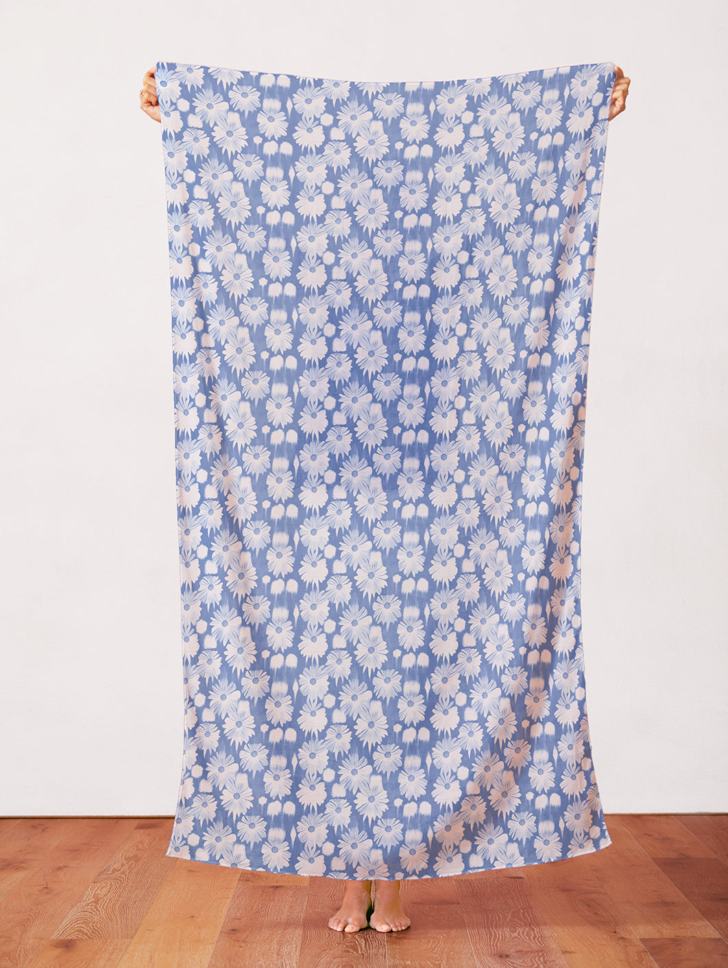 Dripping Daisies - White on Blue